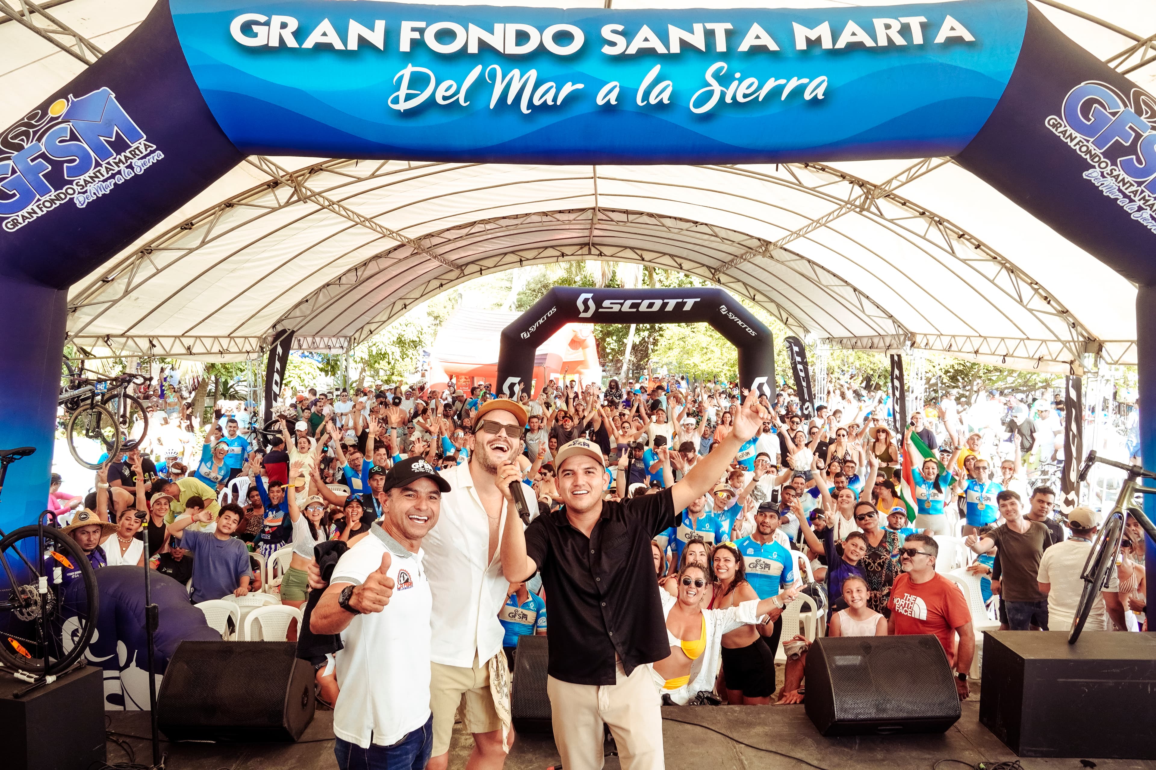 Ciclistas participando en el Gran Fondo Santa Marta