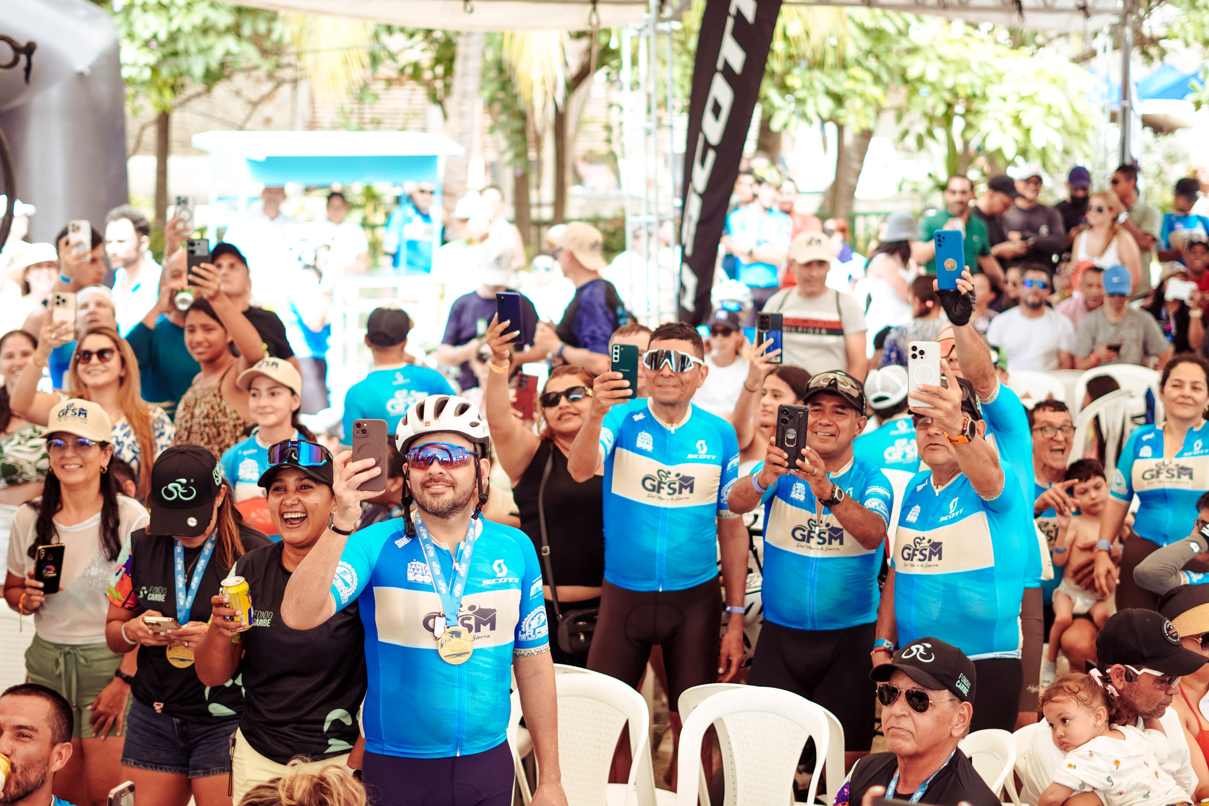 Ciclistas participando en el Gran Fondo Santa Marta